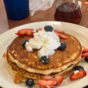 The pancakes with strawberry and blueberrys