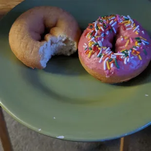 Plain cake and a strawberry glaze with rainbow sprinkles. Not bad!