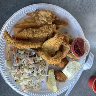 Mini exacta. (2 catfish, 2 shrimp, fries and coleslaw)