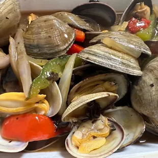 a bowl of clams and peppers