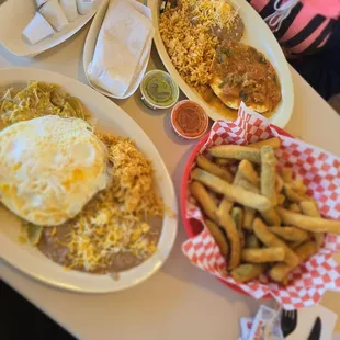 Chilaquiles, huevos ranchers and fried zucchini..yummmmmy