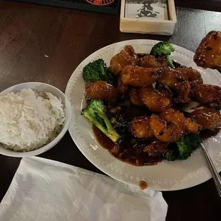 Lucky House Restaurant & Lounge