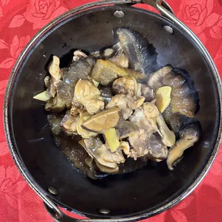 283. Abalone & Sea Cucumber with Chicken Claypot