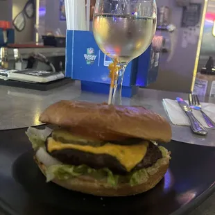 Cheeseburger : lettuce, tomato, onion, thousand island.