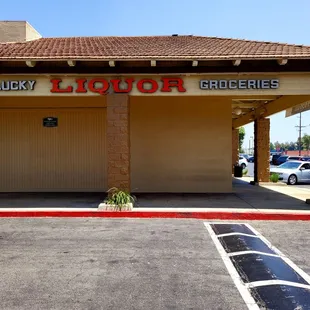 the front entrance of lucky liquor