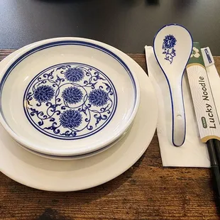 很用心的挑選餐具！從來沒有在任何一家餐廳看過這樣子的擺盤。 The elegant settings! I've never seen something similar in any other restaurant.