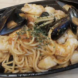 a plate of noodles and musselling