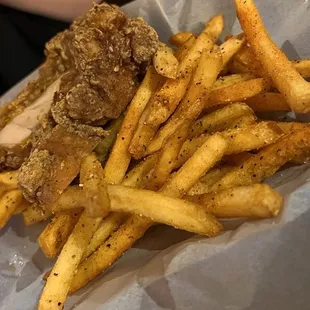 Kid&apos;s Chicken Basket with Fries