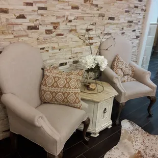 Sitting area in powder room