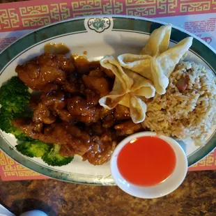 Lunch portion general Tso&apos;s is