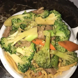 Brócoli Beef and chowmein bowl.