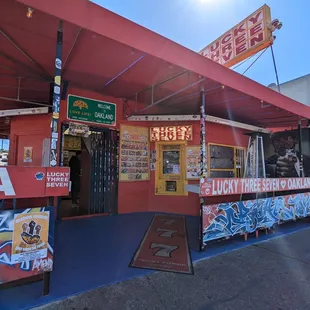 the outside of a restaurant