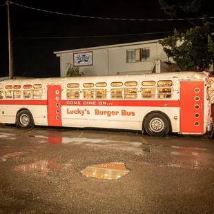 Lucky&apos;s burger bus