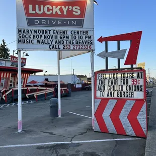 a sign for lucky&apos;s drive in