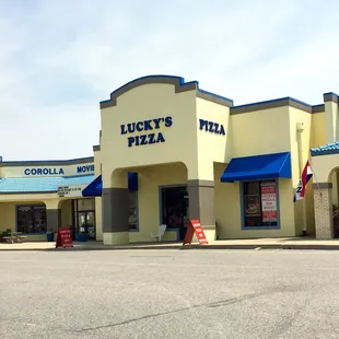Front of Lucky&apos;s Pizza