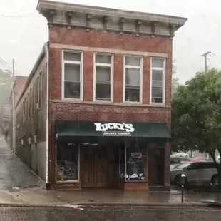 Lucky&apos;s Sports Tavern