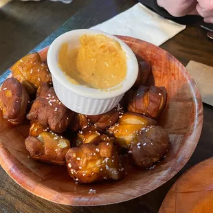 Pretzel bites w/cheese sauce