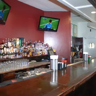 Full bar with extended happy hour