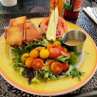 Bacon cheeseburger (vegetarian style) with salad