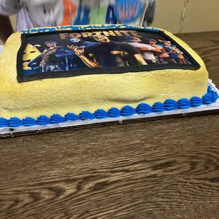 Colors don&apos;t match the fortnite picture looks like a minion cake