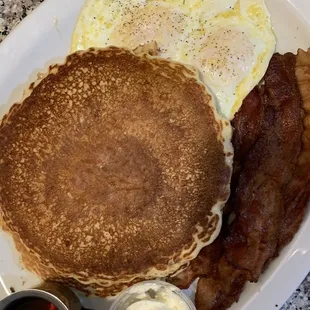 a plate of breakfast food