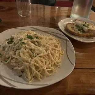 Alfredo and garlic bread