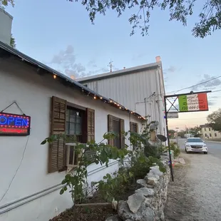 the outside of the restaurant