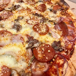 Luigi special, thin crust, nice and crispy crust!