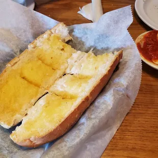 Delicious garlic bread with marinara sauce.
