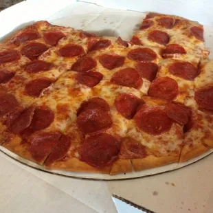 Large thin pepperoni pizza