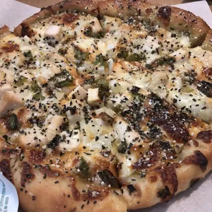 Small garlic chicken pizza