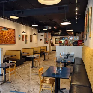 Luigi's Pizzeria dining room