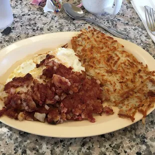 Corned beef hash wth eggs and hash browns