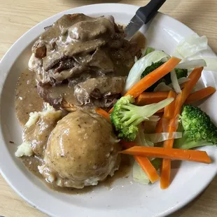 Roast beef hot open sandwich plate