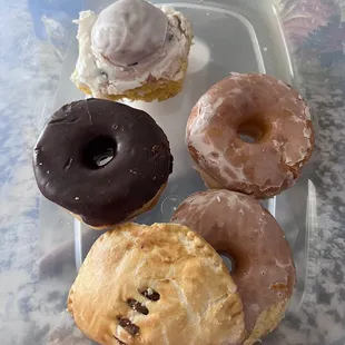 Donuts, cinnamon roll and hard pastry shell filled with pineapple‍
