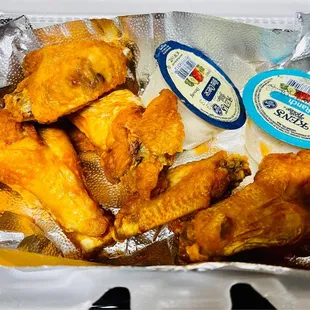 Hot wings with blue cheese and ranch (extra)