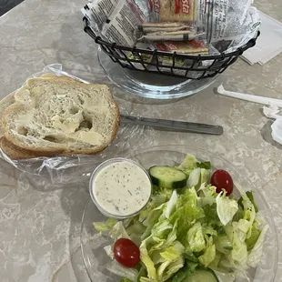 Side salad and bread/cracker basket
