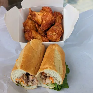 Chicken Wings (cánh gà) and Crispy Pork Belly Banh Mi (heo quay) | Instagram: @telephonesmoothie