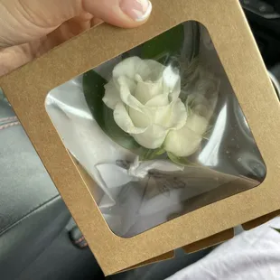 Received roses for boutonnière instead of the ranunculuses they promised