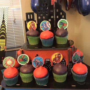 cupcakes decorated like superheros