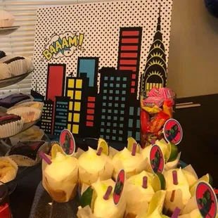 cupcakes decorated like superheros