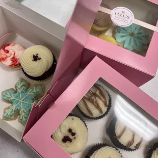 Cupcakes, cookies and macarons