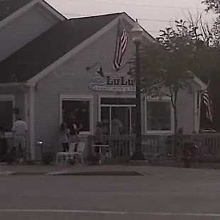 the outside of a restaurant