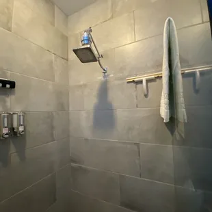 Rain shower for pre- and post- float cleaning