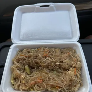 Pancit chicken (instagram: @issa.cheatday)