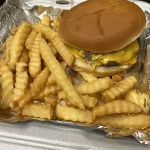 Cheeseburger with fries