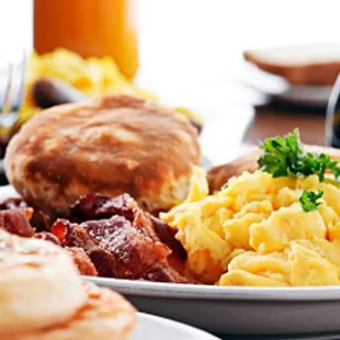 a plate of breakfast food