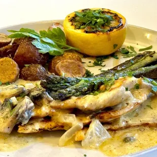 The Pollo Luna with garlic cream sauce and capers was so delicious.... A favorite at our table