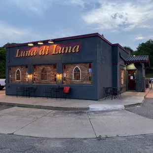 the outside of a restaurant