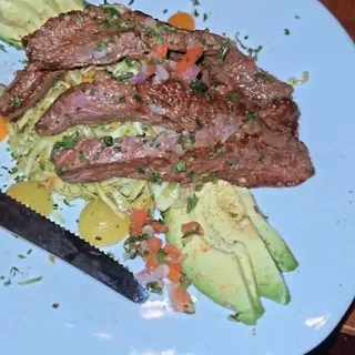 Luna Maya Salad with Flank Steak